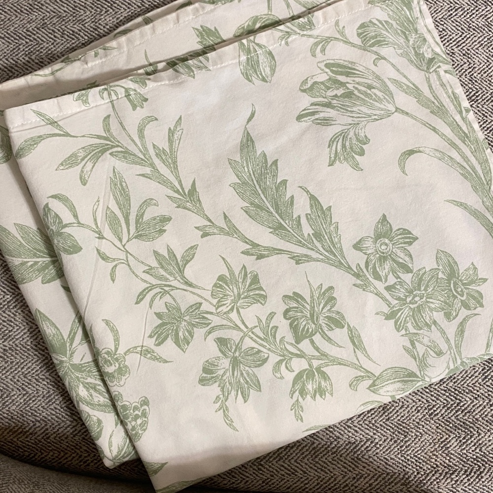 Laura Ashley Pillow Shams (2) 24” x 22” VGC